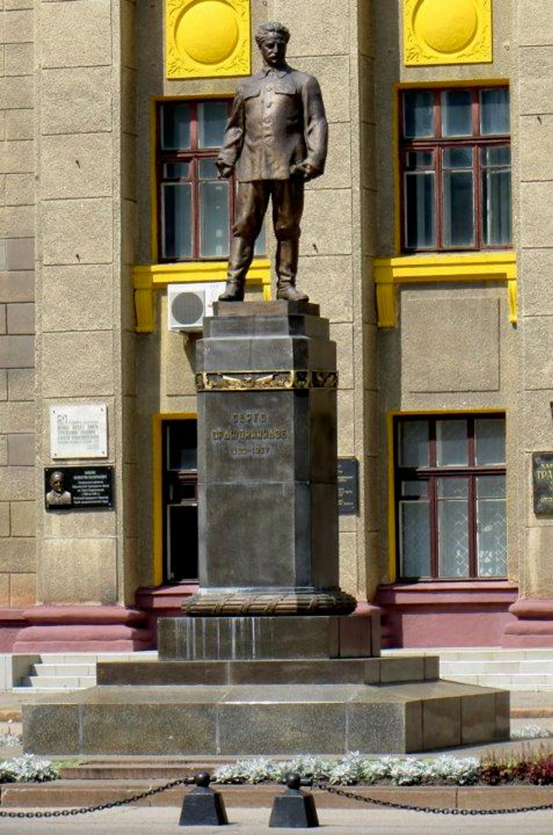 Памятник Серго Орджоникидзе у проходной ХТЗ в Харькове - РИА Новости, 1920, 23.10.2026