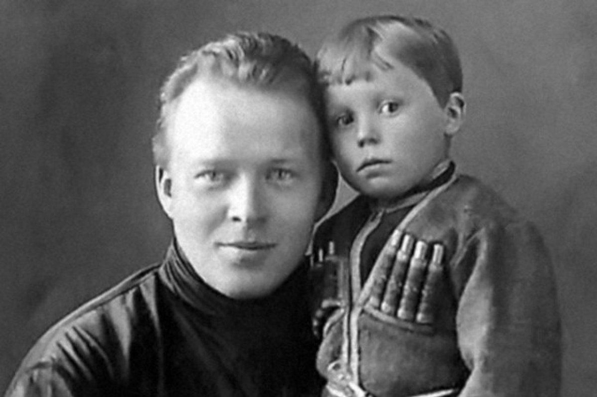 Аркадий Гайдар с сыном Тимуром, 1930 год Аркадий Гайдар с сыном Тимуром, 1930 год - РИА Новости, 1920, 23.10.2026