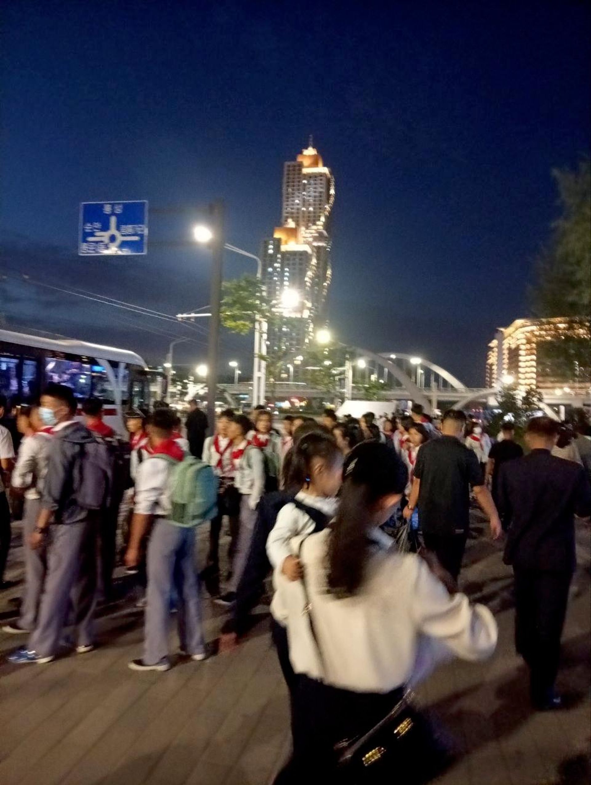 Пхеньянские пионеры в очереди на автобус Пхеньянские пионеры в очереди на автобус - РИА Новости, 1920, 27.10.2026