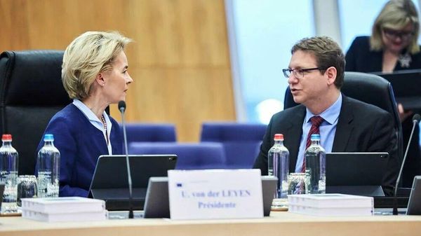 Урсула фон дер Ляйен и Бьорн Зайберт Урсула фон дер Ляйен и Бьорн Зайберт