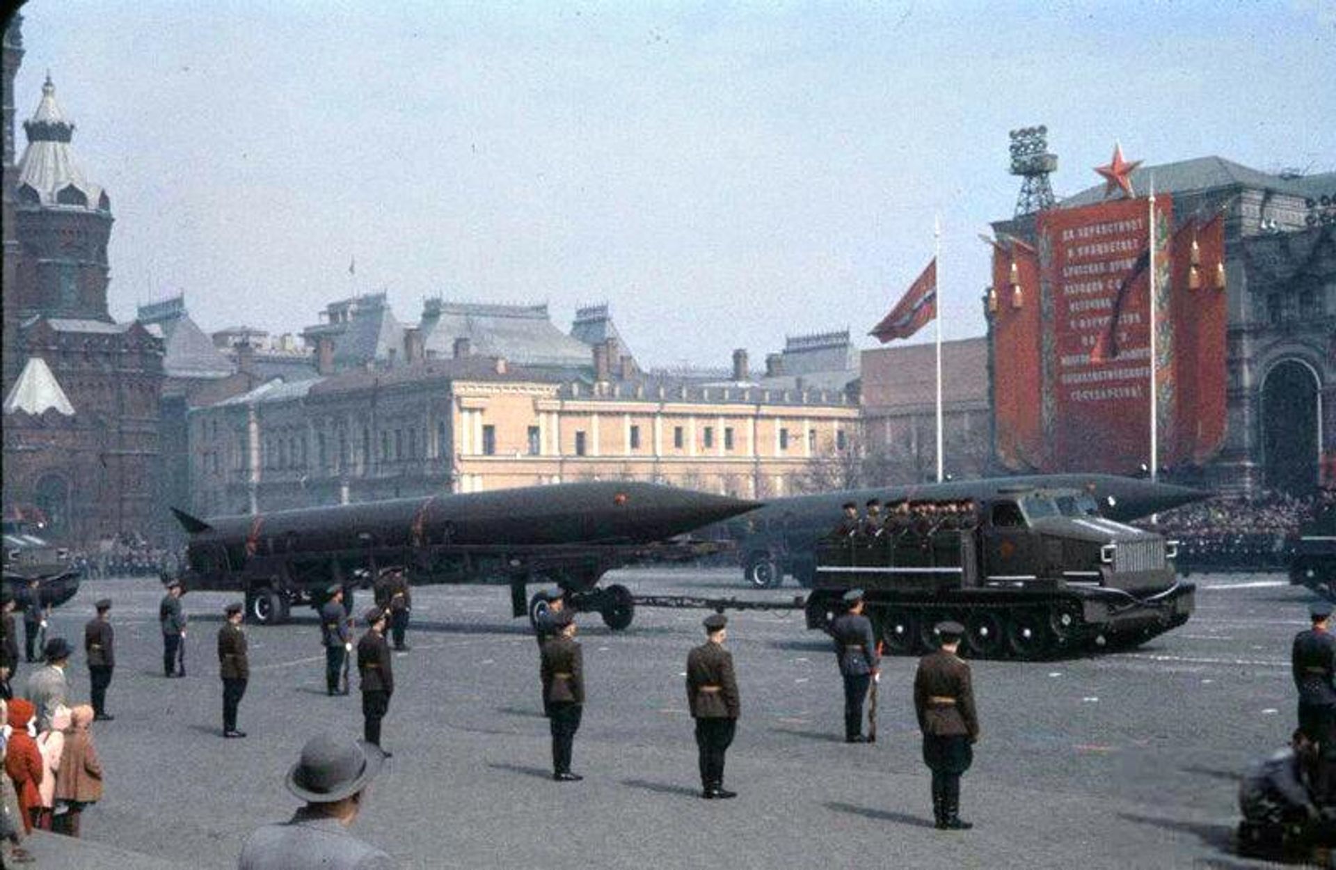 Ядерные ракеты средней дальности Р-5М на Красной площади. 1 мая 1960 года - РИА Новости, 1920, 29.10.2026