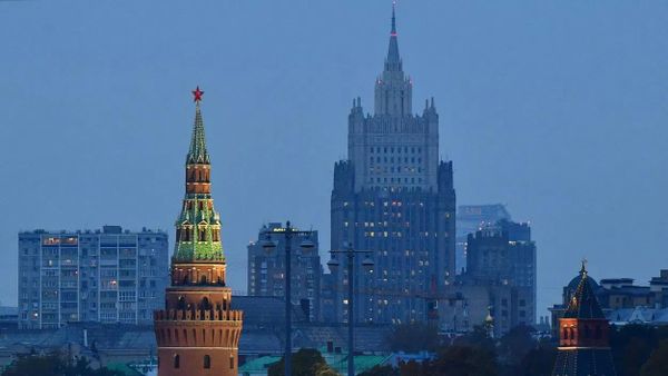 Московский Кремль и здание МИД Росси
