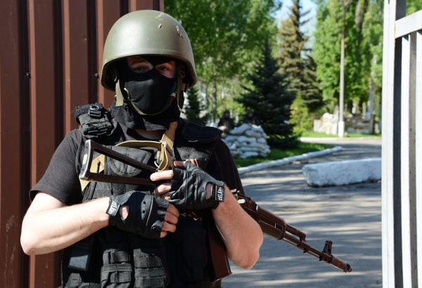 Сторонники федерализации взяли под охрану воинскую часть в Донецке