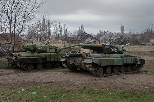 Танки войск береговой обороны Украины покидают территорию Крыма Танки войск береговой обороны Украины покидают территорию Крыма
