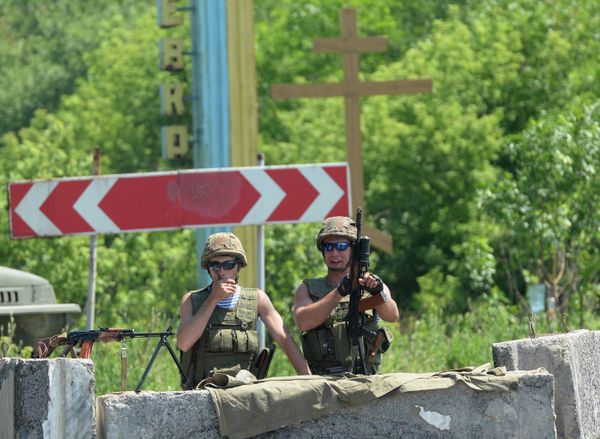 Блокпост украинских военных в населенном пункте Амвросиевка Донецкой области