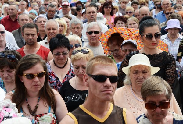 Митинг против проведения выборов президента Украины в Донецке