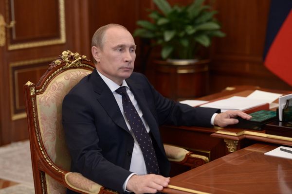 В.Путин провел рабочую встречу с Р.Абдулатиповым В.Путин провел рабочую встречу с Р.Абдулатиповым