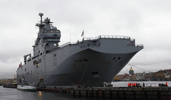 Французский военный корабль-вертолетоносец класса Мистраль в Санкт-Петербурге