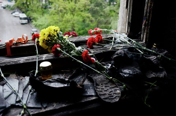 Жители Одессы несут цветы в память о погибших во время пожара в Доме профсоюзов