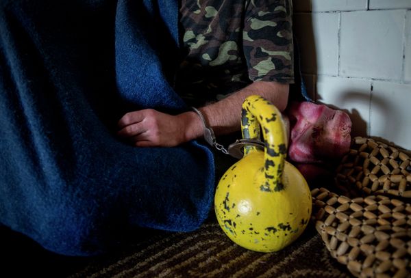 Пленные военнослужащие украинской армии в штабе ополчения в Луганске