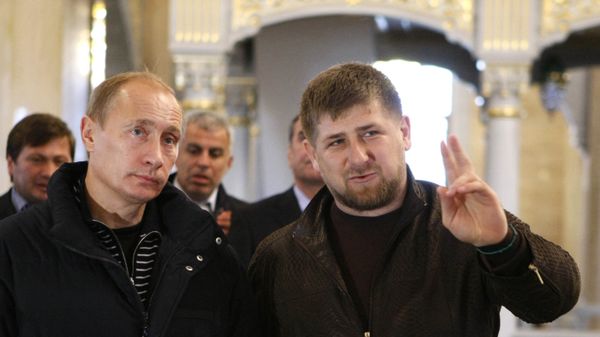 Владимир Путин и Рамзан Кадыров во время посещения мечети имени Ахмата Кадырова