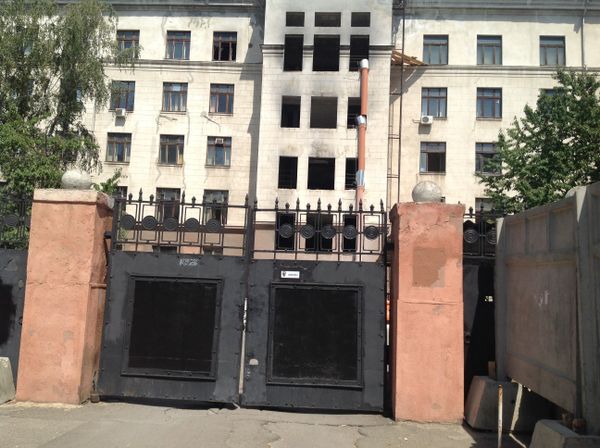 Это черный ход, где происходило самое страшное. Тут убивали ребят на земле, которые выпрыгивали из окон. Там есть охрана внутри. У охраны живут собаки. Я писала о них. Эти бедные псы, увидев тот ужас, который происходил, убежали и вернулись только через несколько дней
