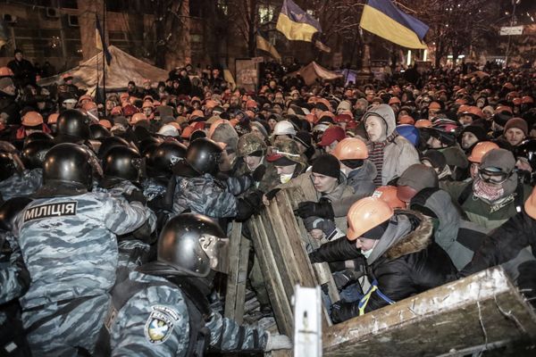 Внутренние войска начали штурм лагеря митингующих на Майдане Внутренние войска начали штурм лагеря митингующих на Майдане