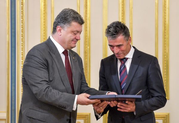 П.Порошенко встретился с генеральным секретарем НАТО Расмуссеном П.Порошенко встретился с генеральным секретарем НАТО Расмуссеном