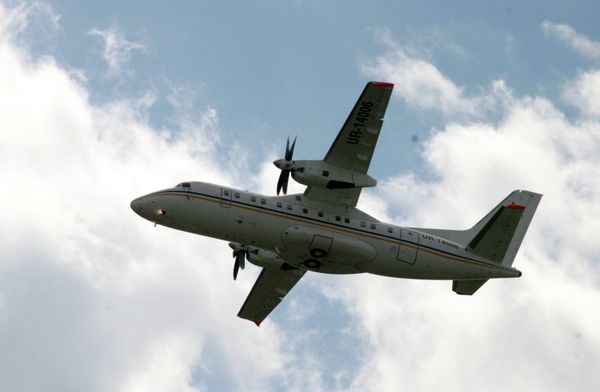 Самолет Ан-140 на МАКС-2005