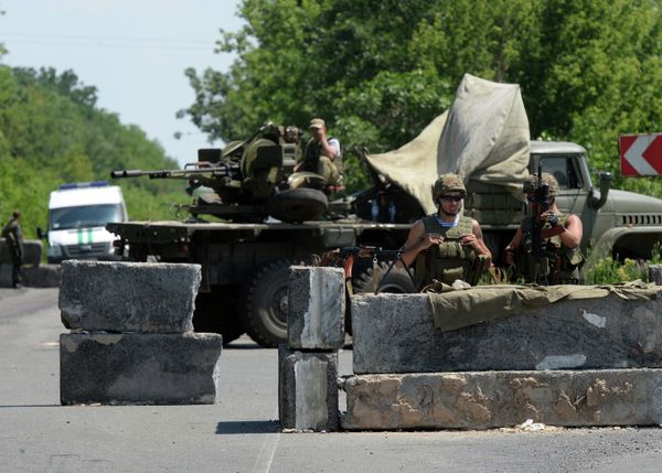 Блокпост украинских военных в населенном пункте Амвросиевка Донецкой области