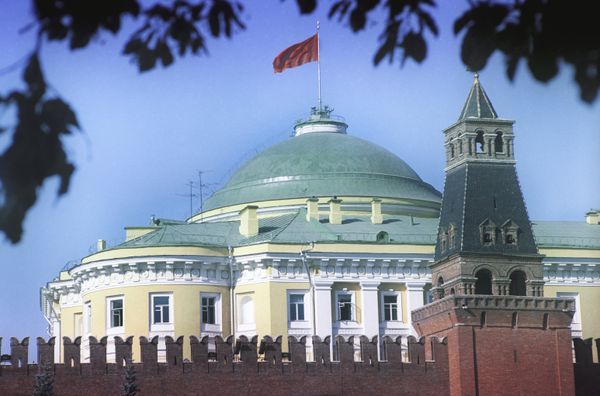 Сенатская башня Кремля и здание Правительства СССР