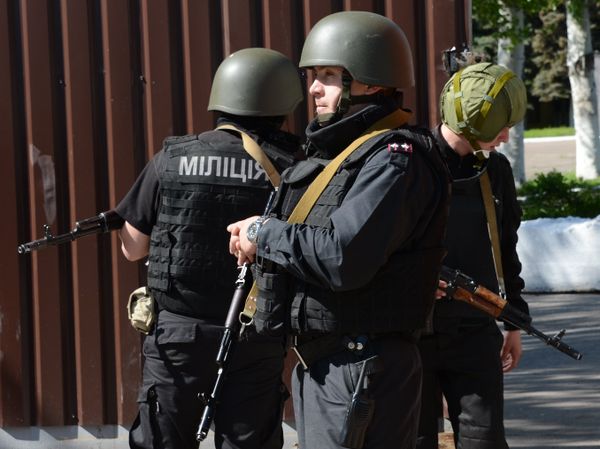 Сторонники федерализации взяли под охрану воинскую часть в Донецке Сторонники федерализации взяли под охрану воинскую часть в Донецке