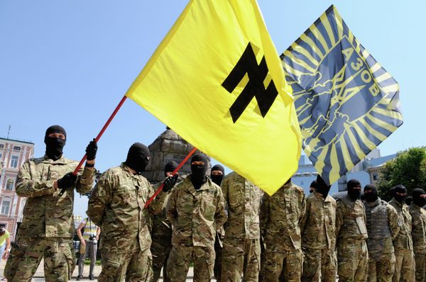 Бойцы батальона “Азов” приняли присягу в Киеве перед отправкой на Донбасс Бойцы батальона “Азов” приняли присягу в Киеве перед отправкой на Донбасс