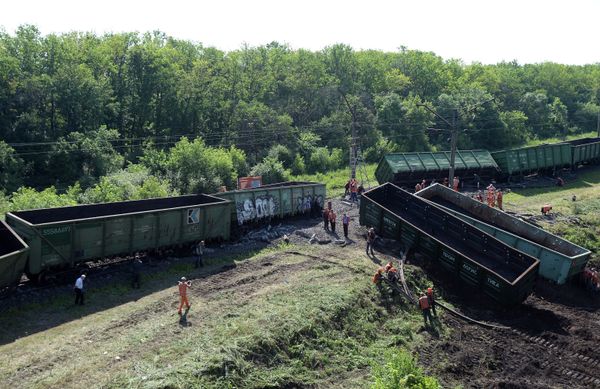 Вагоны грузового поезда сошли с рельсов при подрыве на Донецкой железной дороге Вагоны грузового поезда сошли с рельсов при подрыве на Донецкой железной дороге
