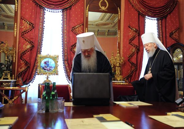 Митрополит Крутицкий и Коломенский Ювеналий и митрополит Киевский и всея Украины Владимир перед началом заседания Священного Синода Русской Православной Церкви