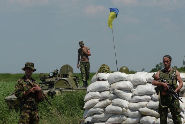 Блокпост украинских военных в населенном пункте Амвросиевка Донецкой области