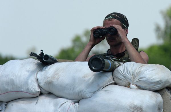 Блокпост украинских военных в населенном пункте Амвросиевка Донецкой области