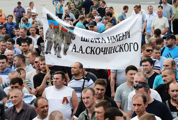 Шахтеры провели марш против военных действий в Донецке Шахтеры провели марш против военных действий в Донецке