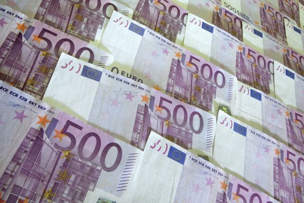 Денежные купюры и монеты разных стран Денежные купюры и монеты разных стран