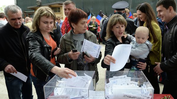 Голосование на референдуме жителей юго-востока Украины в Москве