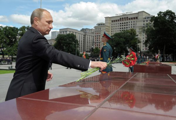 В.Путин и Д.Медведев возложили цветы к могиле неизвестного солдата у Кремлевской стены
