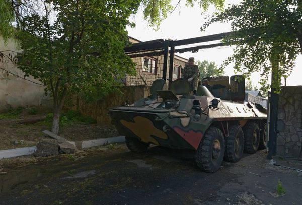 Ополченцы установили контроль над воинской частью в Луганске Ополченцы установили контроль над воинской частью в Луганске