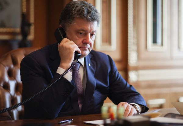 Петр Порошенко говорит с Б.Обамой