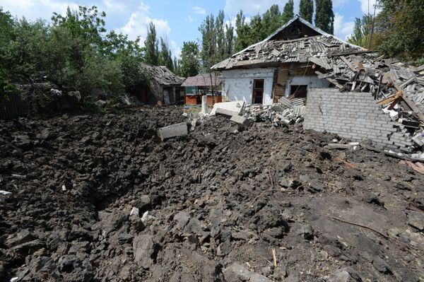 Разрушения в Шахтерске Донецкой области