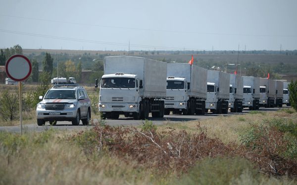 Первые КамАЗы с гуманитарной помощью из РФ прибыли к КПП на границе с Украиной