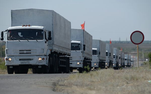 Первые КамАЗы с гуманитарной помощью из РФ прибыли к КПП на границе с Украиной Первые КамАЗы с гуманитарной помощью из РФ прибыли к КПП на границе с Украиной