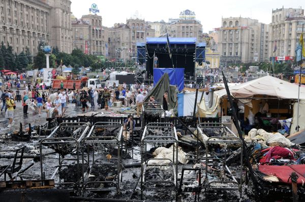 Уборка баррикад на Майдане в Киеве Уборка баррикад на Майдане в Киеве
