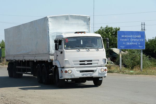 Колонна с гуманитарной помощью РФ выехала из украинского КПП Изварино в сторону Луганска Колонна с гуманитарной помощью РФ выехала из украинского КПП Изварино в сторону Луганска