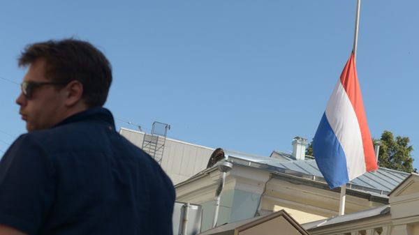 Люди несут цветы в память о погибших в авиакатастрофе в Донецкой области