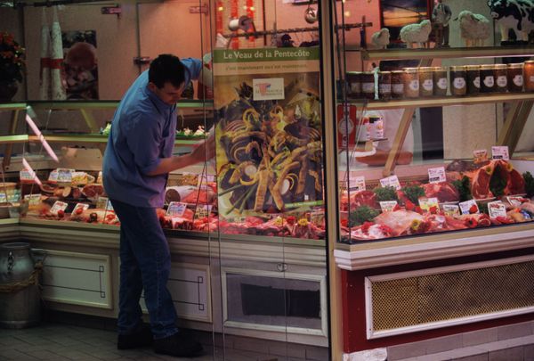 Продуктовый магазин в Париже Продуктовый магазин в Париже