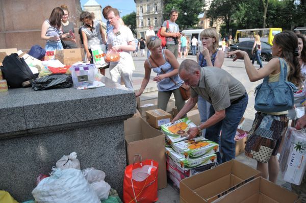 Волонтеры во Львове собирают продукты и вещи для военных Волонтеры во Львове собирают продукты и вещи для военных