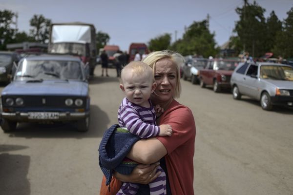Беженцы на пограничном пункте пропуска Изварино в Луганской области Беженцы на пограничном пункте пропуска Изварино в Луганской области