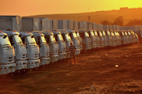 Предположительно вторая колонна с гуманитарным грузом для Украины стоит в Ростовской области
