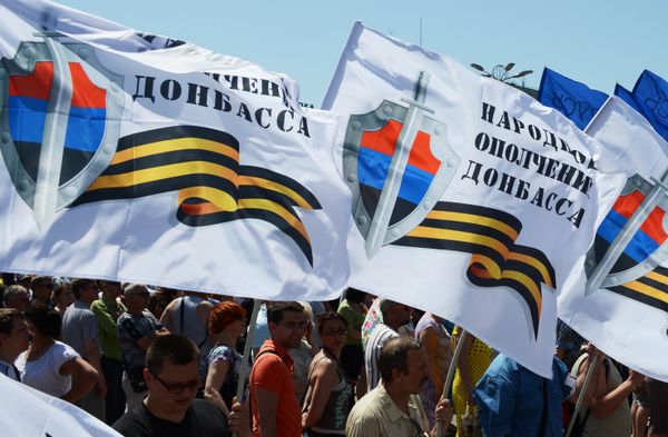 Митинг в поддержку Донецкой Народной Республики (ДНР) на площади Ленина в Донецке
