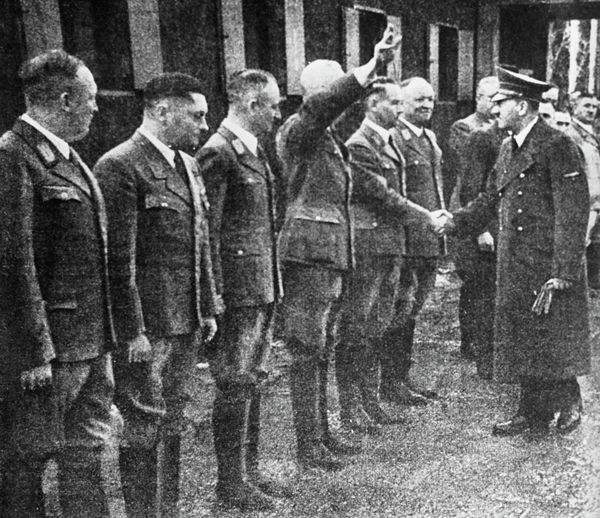 Адольф Гитлер приветствует гауляйтеров. Фотокопия