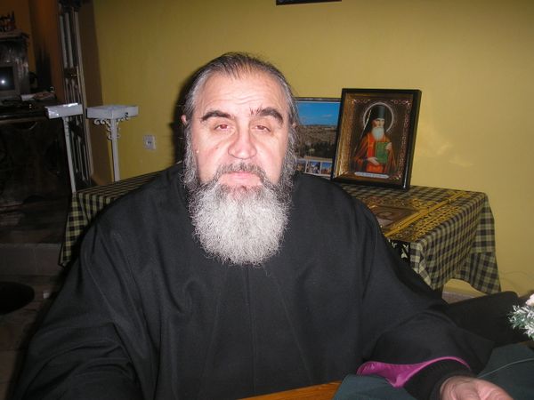 Отец Димитрий Сидор на фоне иконы Алексия Карпаторусского