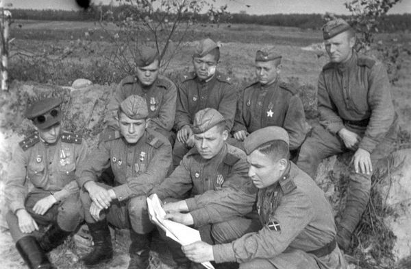 Артиллеристы-истребители вражеских танков знакомятся с последними боевыми новостями