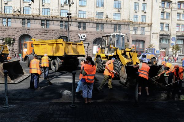 Уборка баррикад на Майдане в Киеве