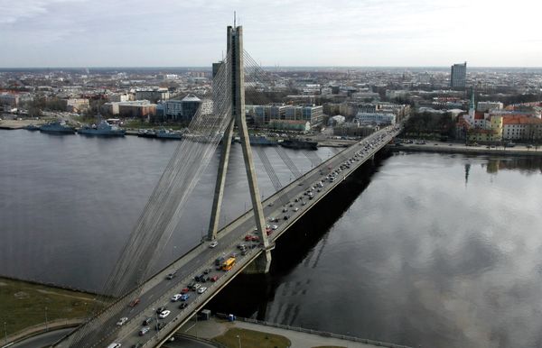 Вантовый мост через реку Даугаву в Риге