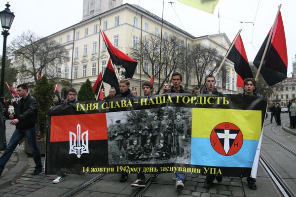 Украинские националисты прошли маршем по центру Львова